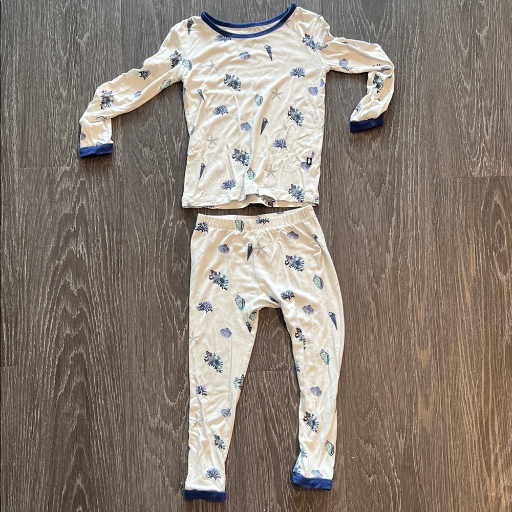 Kyte BABY White and Blue shell Toddler Pajama Top